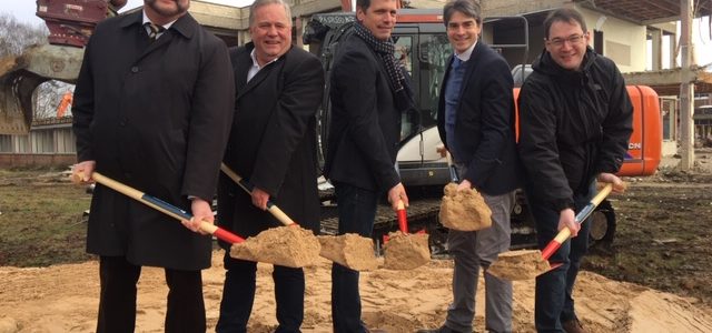 Von links: Bürgermeister Heinrich Vieker, Frank Markus (Specht Gruppe), Dirk Lorscheider (Emvia Living), Albert-Henri de Merode (Aedifica) und Thorsten Blauert (Fachbereichsleiter Stadtentwicklung Stadt Espelkamp); Bildquelle: Specht Gruppe