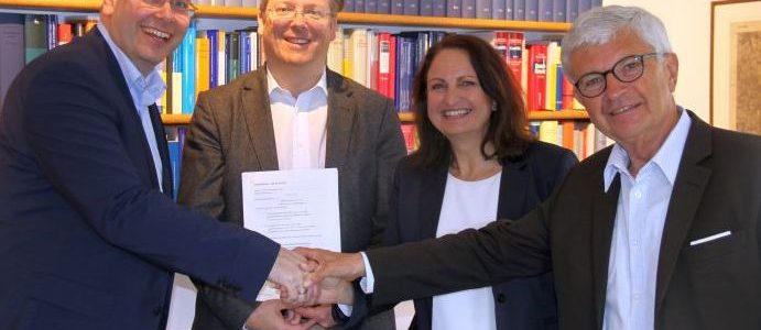 Mike Hemmerich (Geschäftsführer Specht Gruppe), Dr. Arne Everts (Notar), Heike Winkler (Vorständin Diakoniewerk Hohenbrunn) und Dr. Gert Jäger (Mitglied des Kuratoriums des Diakoniewerkes) - Bild: Specht Gruppe
