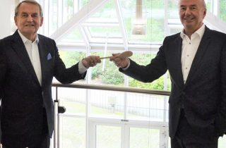 Wolfgang Düsterberg (links) übergab am 15. Juli 2020 den Vorsitz der apetito Aufsichtsgremien an Thomas Hinderer (rechts). Als Ehrenvorsitzender des Aufsichtsrates und des Beirats wird Düsterberg die Geschicke des Unternehmens aber weiter eng begleiten. (Quelle: Apetito)