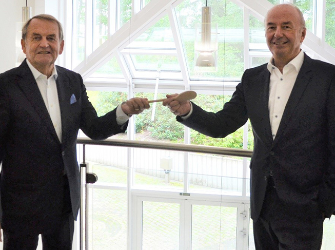Wolfgang Düsterberg (links) übergab am 15. Juli 2020 den Vorsitz der apetito Aufsichtsgremien an Thomas Hinderer (rechts). Als Ehrenvorsitzender des Aufsichtsrates und des Beirats wird Düsterberg die Geschicke des Unternehmens aber weiter eng begleiten. (Quelle: Apetito) Wolfgang Düsterberg (links) übergab am 15. Juli 2020 den Vorsitz der apetito Aufsichtsgremien an Thomas Hinderer (rechts). Als Ehrenvorsitzender des Aufsichtsrates und des Beirats wird Düsterberg die Geschicke des Unternehmens aber weiter eng begleiten. (Quelle: Apetito)