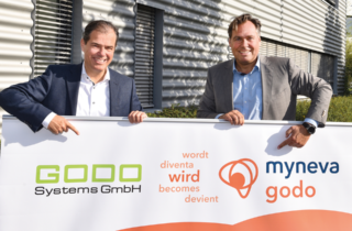 Dr. Hartmut Clausen, CEO myneva Group GmbH, Ralph Zenker, Inhaber GODO Systems Gmbh (v. li. nach re.) | Quelle: Peter Wirtz