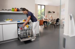 Mit hohen Spül- und Nachspültemperaturen sorgen gewerbliche Frischwasserspüler der Serie MasterLine von Miele für beste Hygienebedingungen – auch in Senioreneinrichtungen. (Foto: Miele)