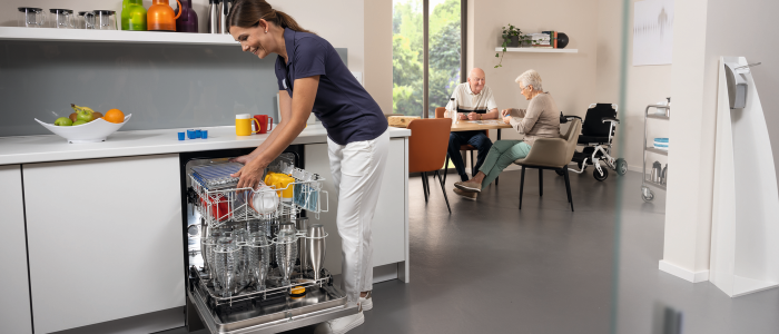 Mit hohen Spül- und Nachspültemperaturen sorgen gewerbliche Frischwasserspüler der Serie MasterLine von Miele für beste Hygienebedingungen – auch in Senioreneinrichtungen. (Foto: Miele)
