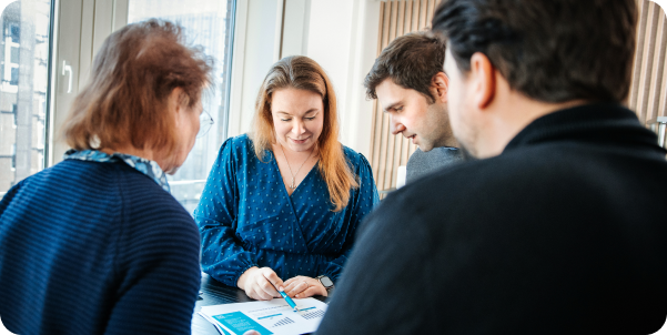 wer wir sind Group of colleagues working together.